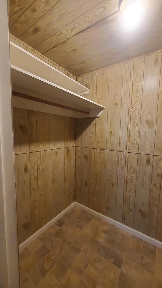 3801-3831 Almar Road Grants Pass, OR 97527 - Photo 29 of 38 3831 Almar 11 walk in closet