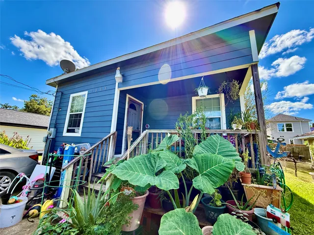 a vase of flowers sitting in a hall