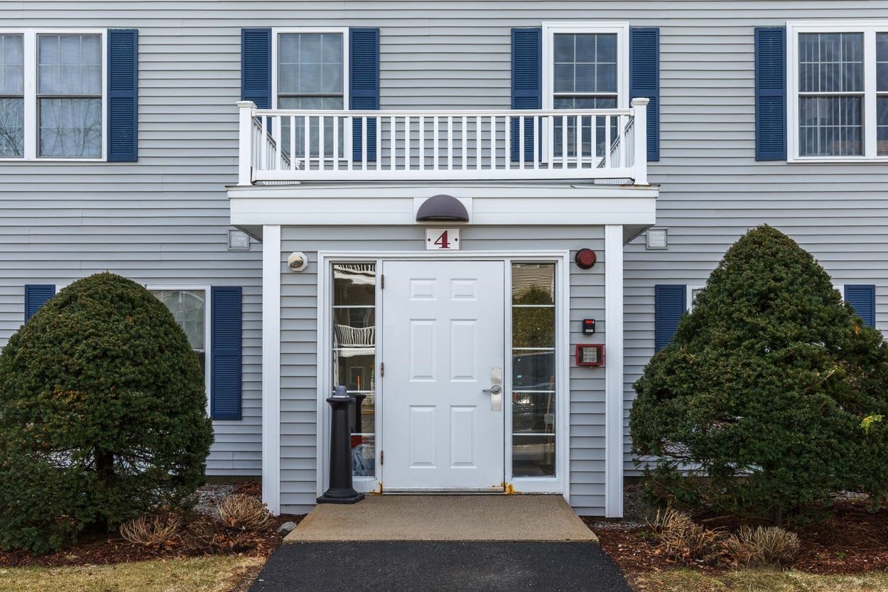 4 Crestview Circle, Unit 109 Londonderry, NH 03053 - Photo 1 of 41