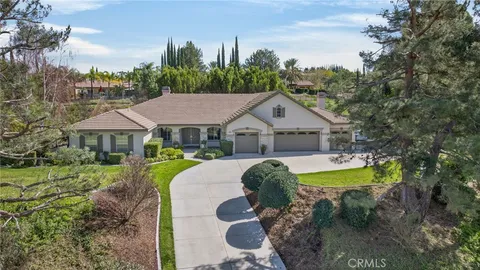 a house with swimming pool in front of it