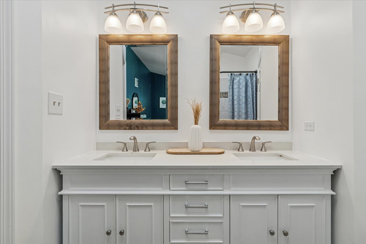 1321 Longacre Lane Wheeling, IL 60090 - Photo 13 of 23 a bathroom with a sink vanity and a mirror