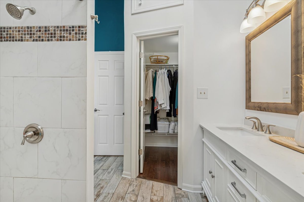 1321 Longacre Lane Wheeling, IL 60090 - Photo 14 of 23 a bathroom with a sink and a mirror