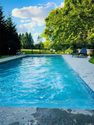 a view of a yard with a house