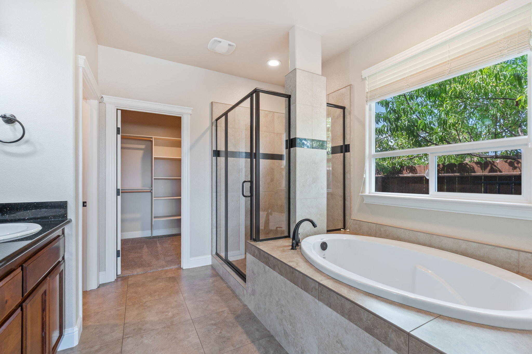 372 Stinson Loop Redding, CA 96003 - Photo 26 of 79 Bathroom
