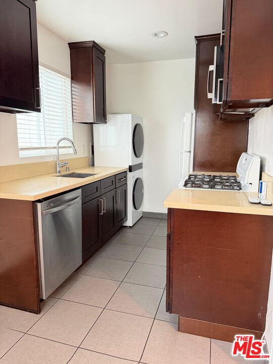 1625 South La Brea Avenue, Unit 4 Los Angeles, CA 90019 - Photo 5 of 7 a kitchen with stainless steel appliances a sink stove and cabinets