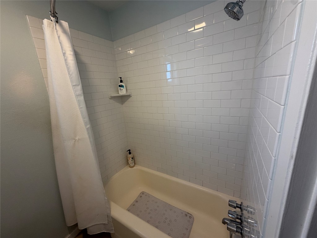 300 Crockett Street, Unit 201 Austin, TX 78704 - Photo 10 of 32 a bathroom with a bathtub