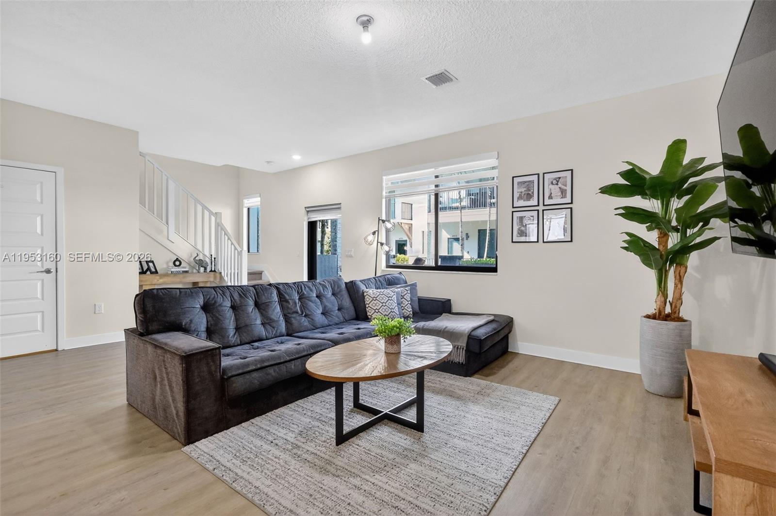 4975 Northwest 83rd Path Doral, FL 33166 - Photo 9 of 48