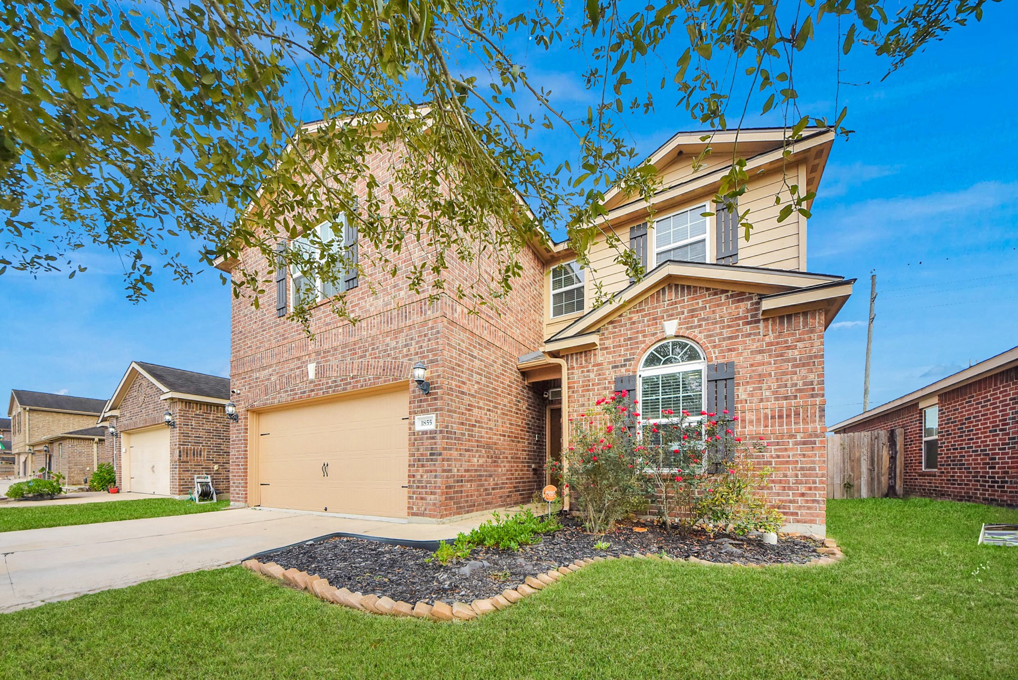 1855 Garnet Breeze Drive Rosharon, TX 77583 - Photo 4 of 40 front view of a house with a yard