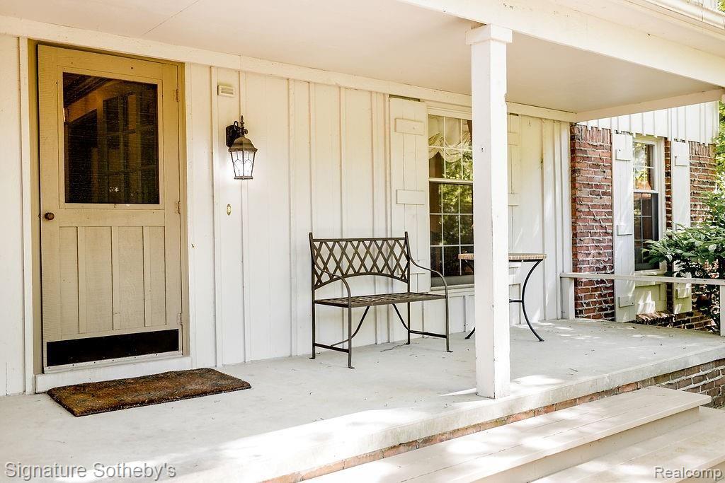 900 Sandhurst Road Bloomfield Hills, MI 48302 - Photo 3 of 37 3.JPG