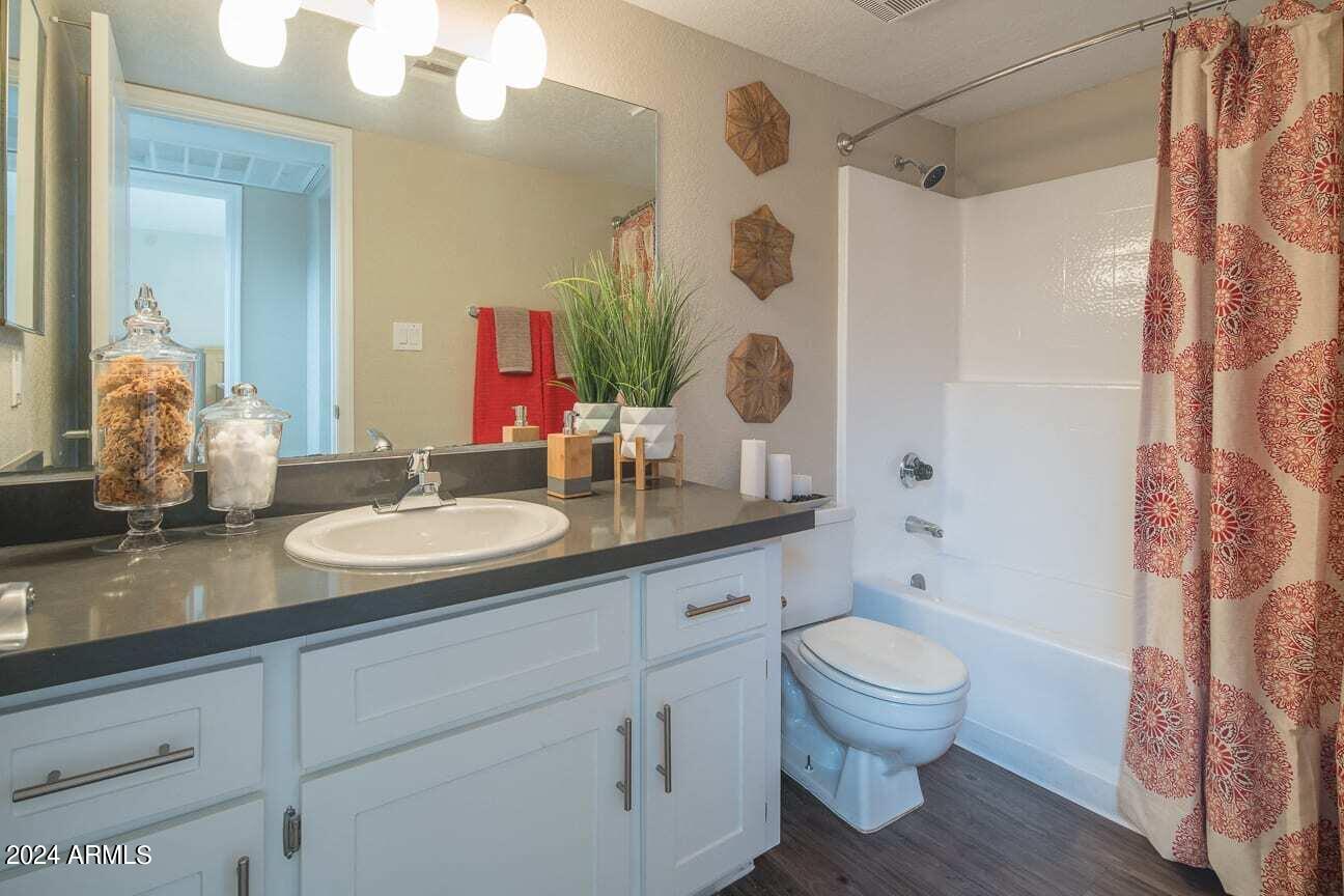 242 South Beck Avenue, Unit 2 Tempe, AZ 85281 - Photo 6 of 14 Master Bath