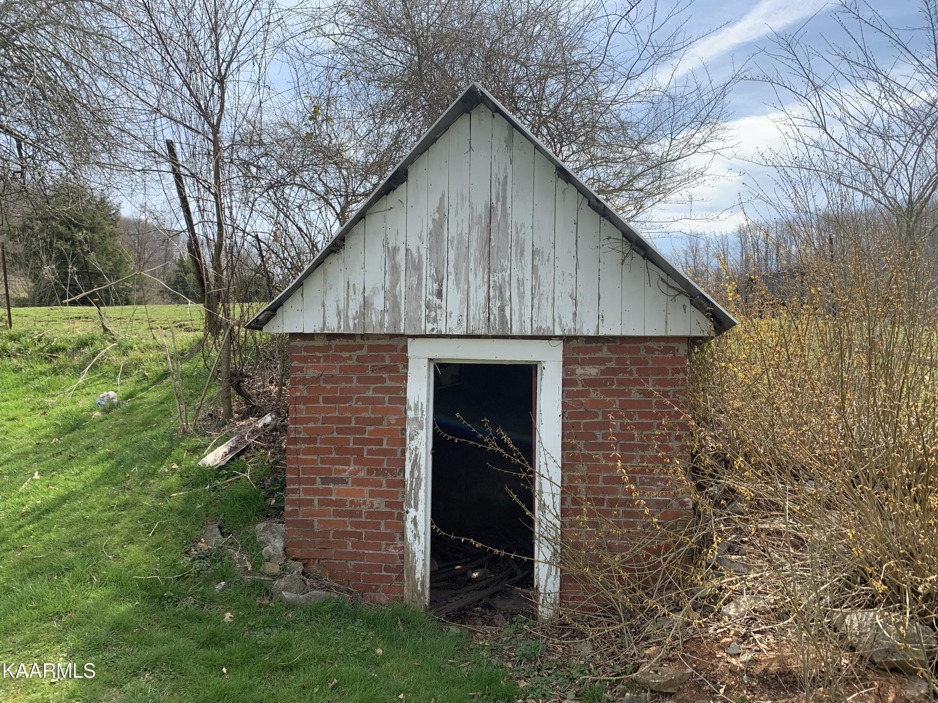 840 Blue Top Road Tazewell, TN 37879 - Photo 17 of 55 BFE7A1F6-4C75-416F-ACD6-EA1A5A4B5D24