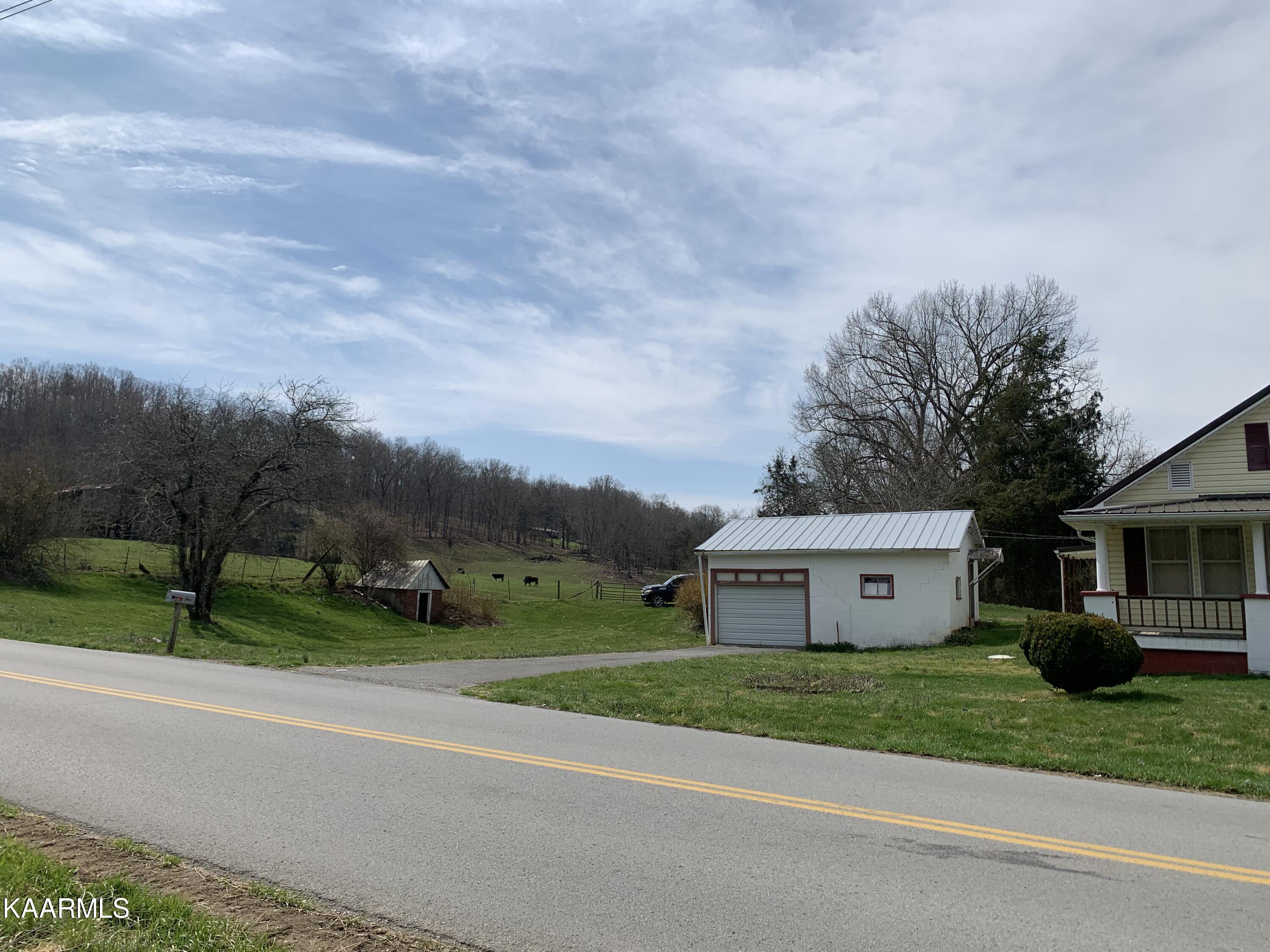 840 Blue Top Road Tazewell, TN 37879 - Photo 4 of 55 632AA6D9-C298-4989-A62D-B6931B75A970
