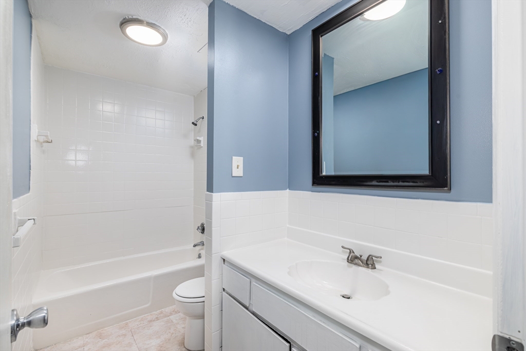 24-26 Inman Street, Unit 4 Lawrence, MA 01843 - Photo 8 of 10 Gallery Image 8