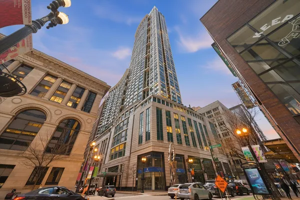 $369,000 | 130 North Garland Court, Unit 2710, Chicago, IL 60602