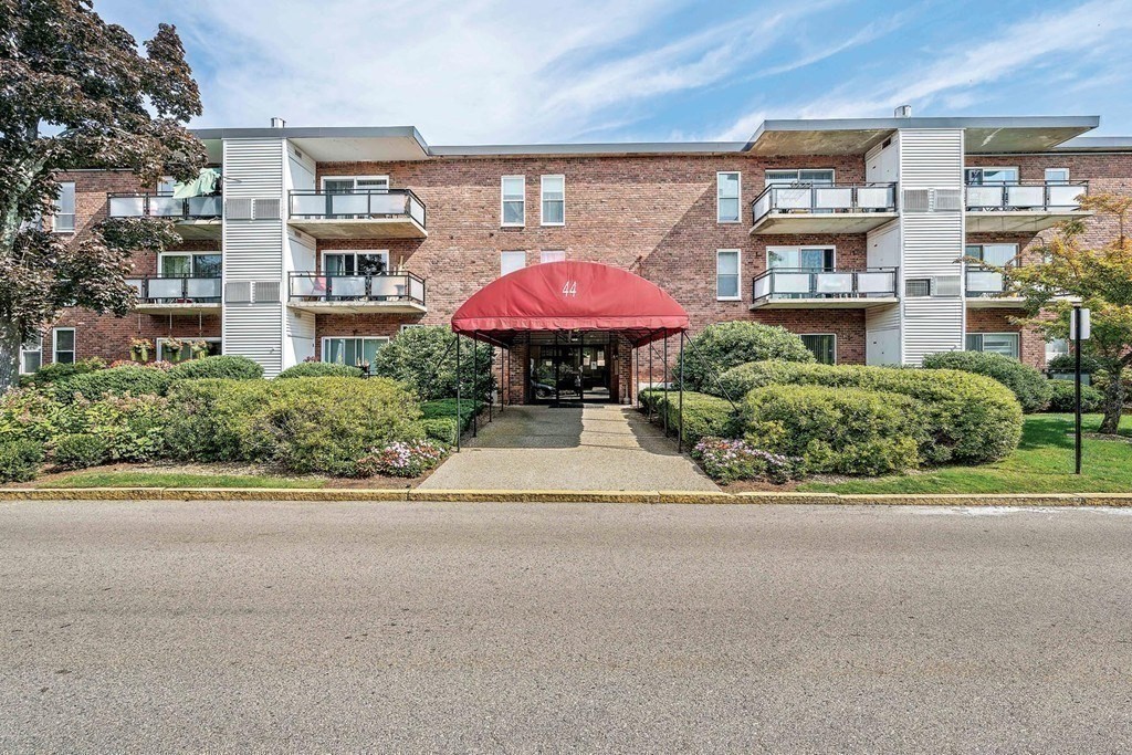 44 Broadlawn Park, Unit 22A Boston, MA 02467 - Photo 13 of 17