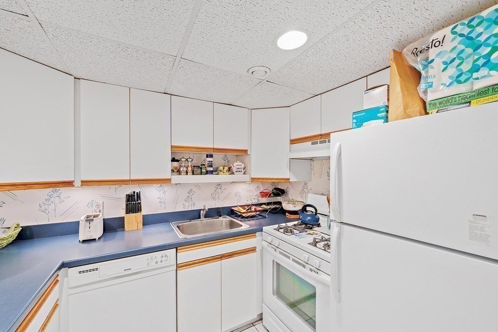 44 Broadlawn Park, Unit 22A Boston, MA 02467 - Photo 6 of 17