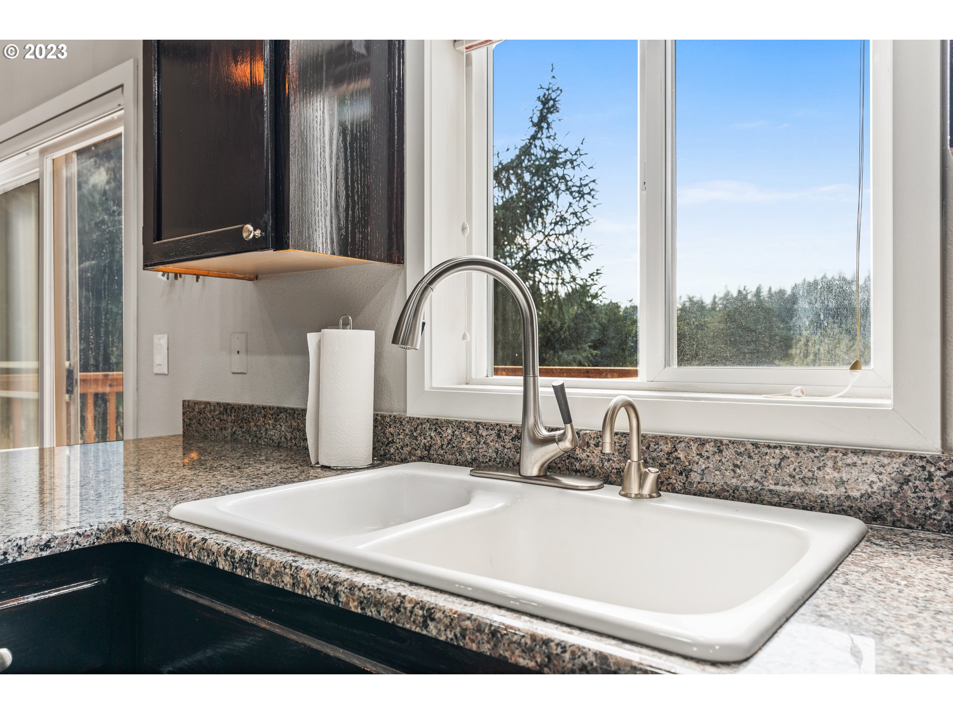 5963 Timber Ridge Drive Southeast Salem, OR 97317 - Photo 19 of 39 a bathroom with a tub sink and mirror