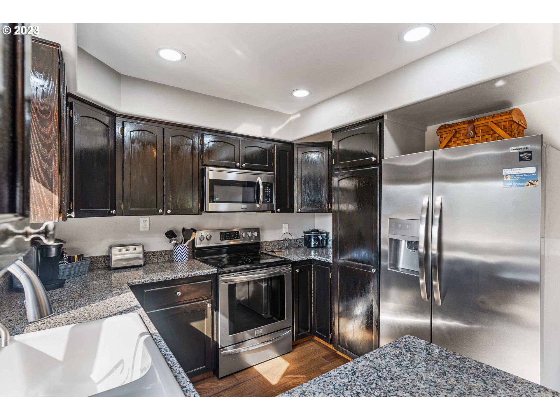 5963 Timber Ridge Drive Southeast Salem, OR 97317 - Photo 21 of 39 a kitchen with stainless steel appliances granite countertop a sink refrigerator and microwave