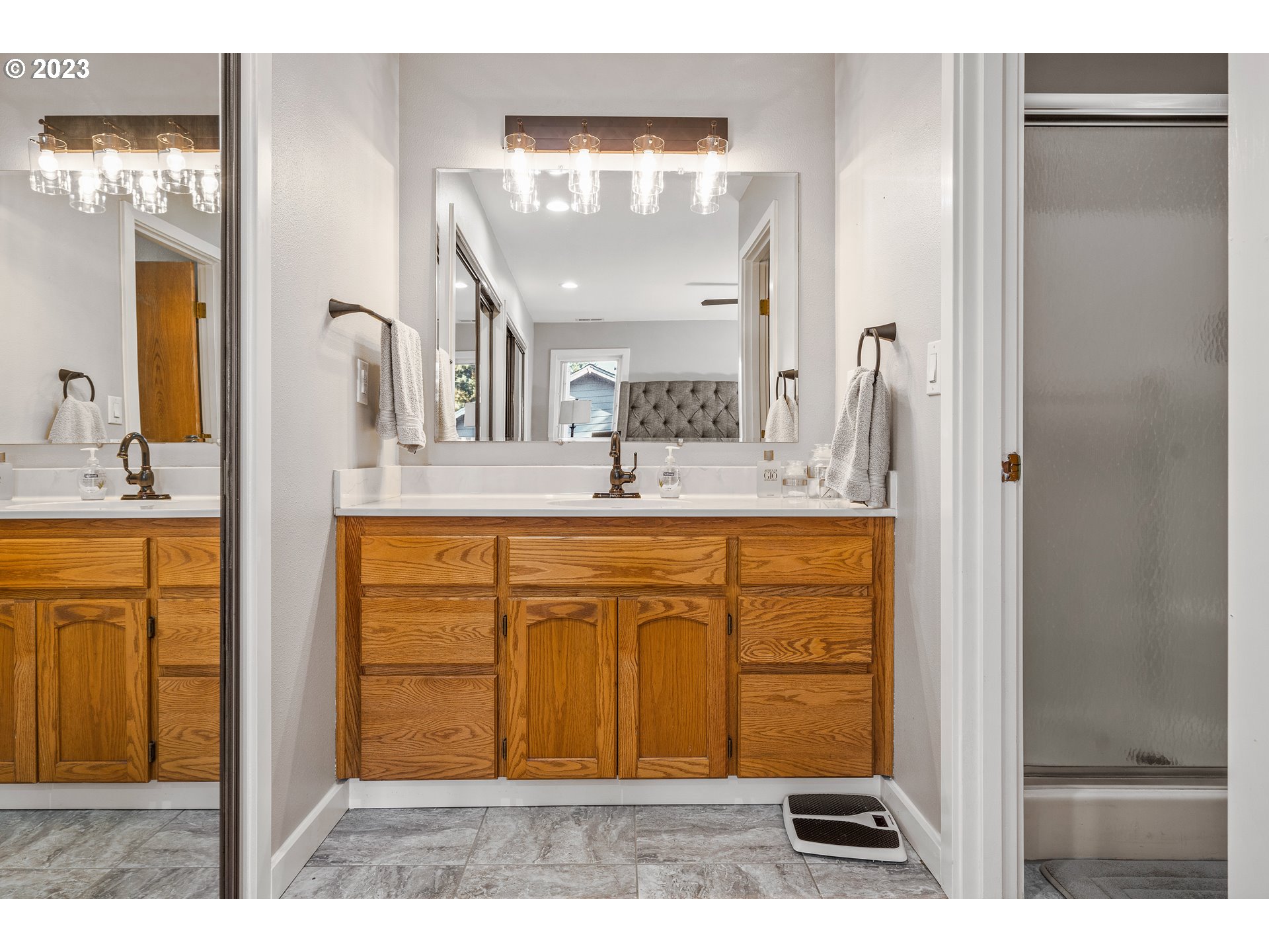 5963 Timber Ridge Drive Southeast Salem, OR 97317 - Photo 30 of 39 a bathroom with a sink a vanity and a mirror