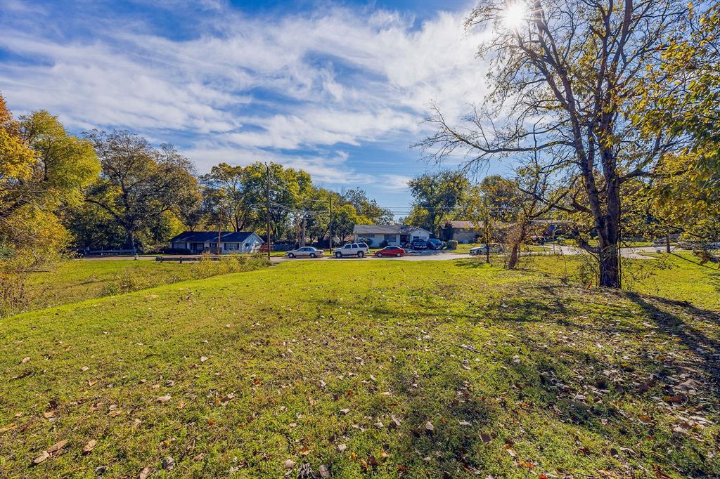 2433 52nd Street Dallas, TX 75216 - Photo 7 of 15 a view of outdoor space with garden