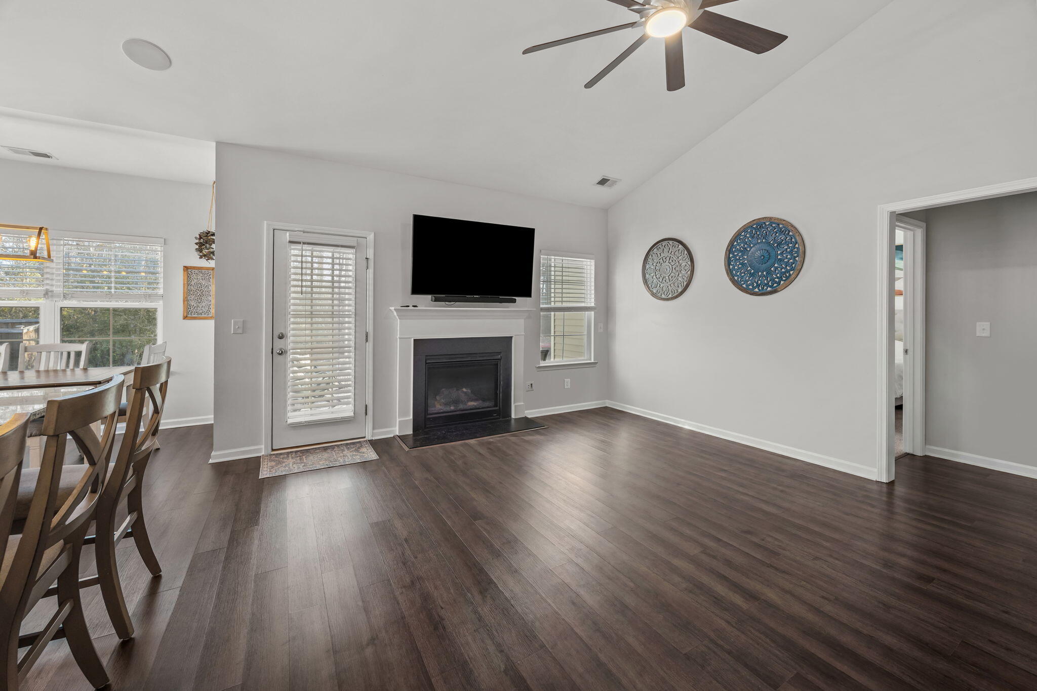 317 Saxony Loop Summerville, SC 29486 - Photo 4 of 30 4. Living