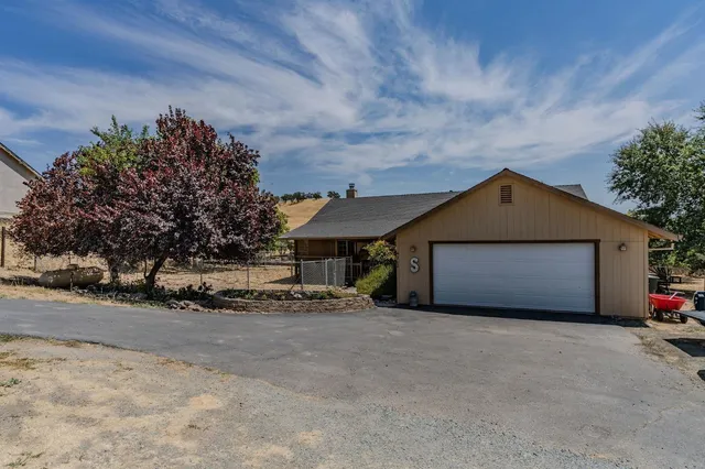 a view of a house with a yard and garage