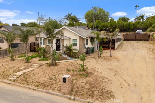 a view of a house with a yard