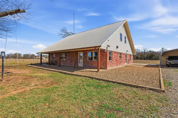 a view of a house with a backyard