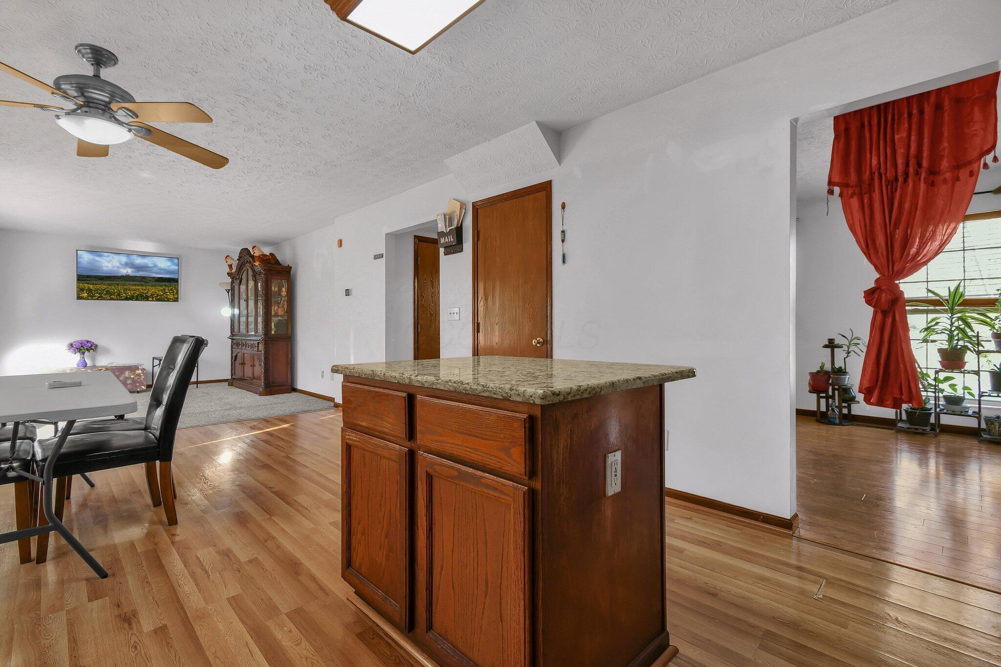 421 Barrington Ridge Pataskala, OH 43062 - Photo 6 of 26 Granite Counters