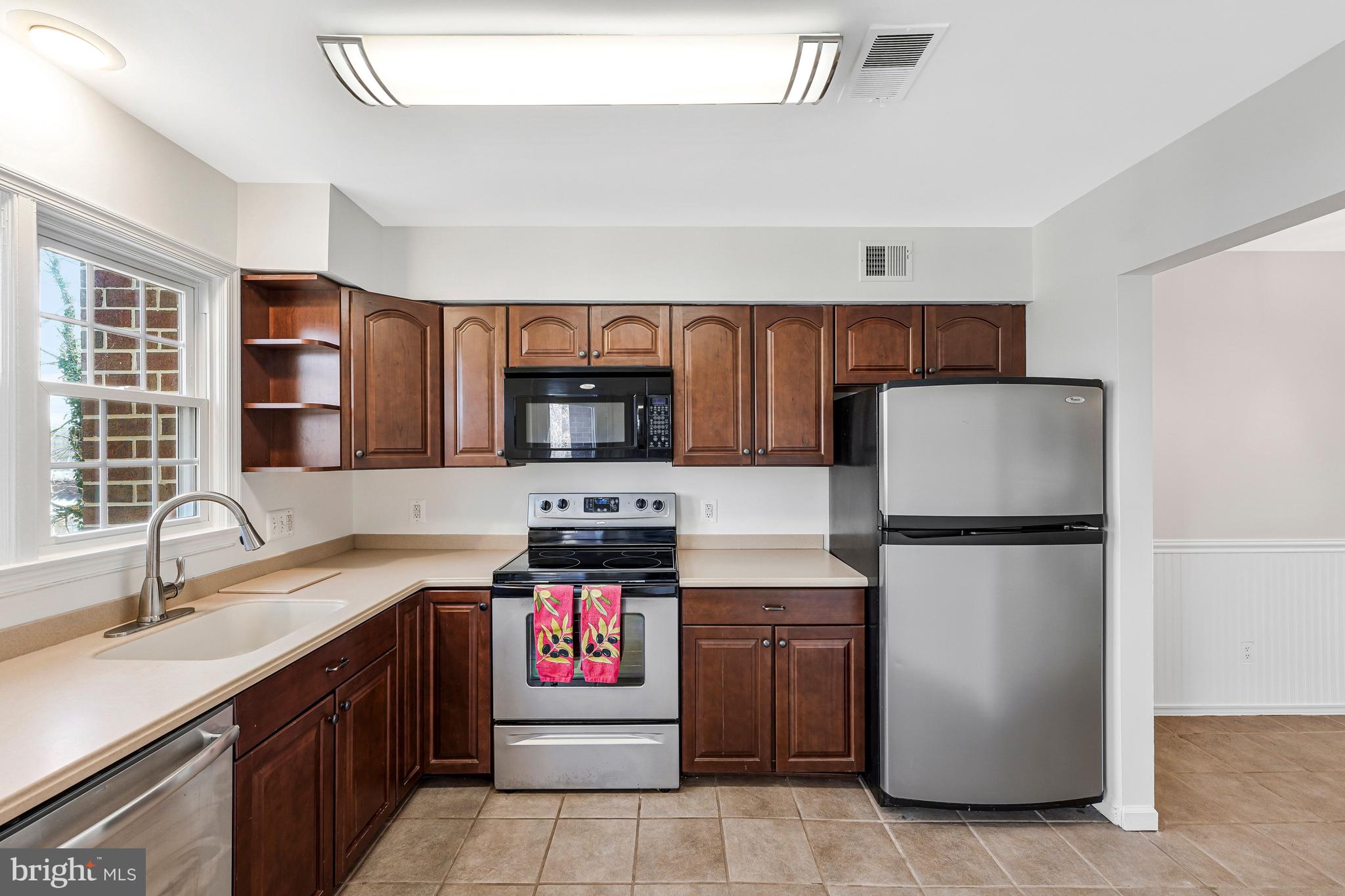 11144 Beaver Trail Court, Unit 11144 Reston, VA 20191 - Photo 5 of 24 Bright Kitchen