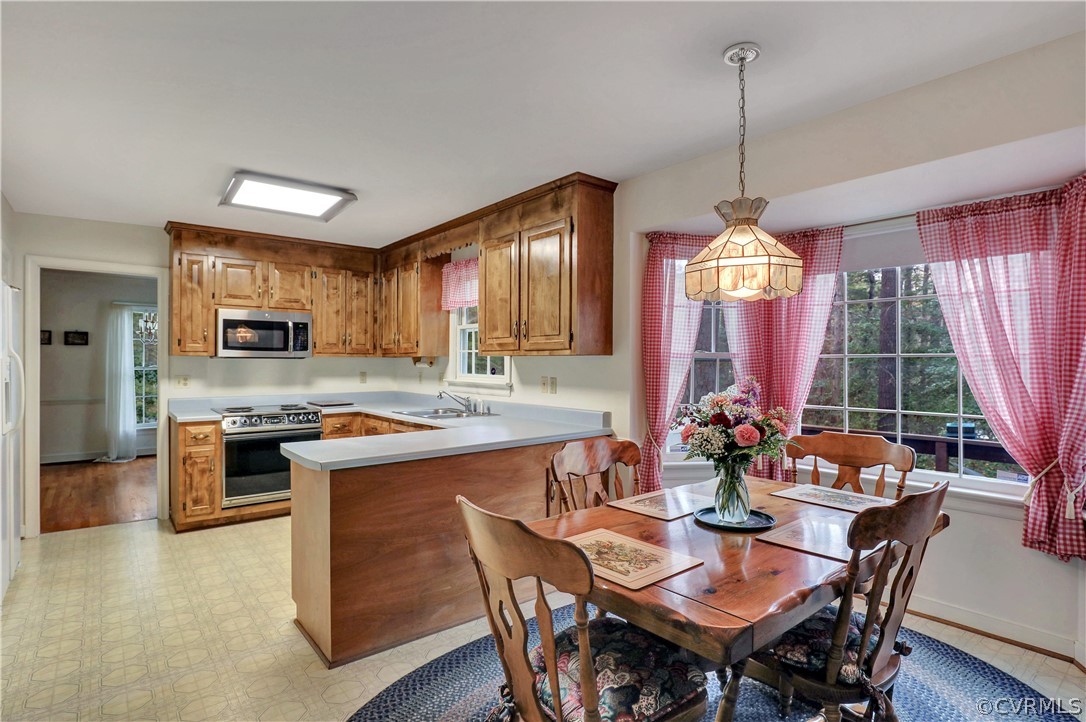 6201 Lansgate Road Midlothian, VA 23112 - Photo 12 of 31 a kitchen with stainless steel appliances granite countertop a stove a refrigerator a kitchen island a dining table and chairs