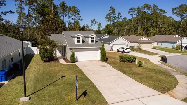 a view of a house with backyard
