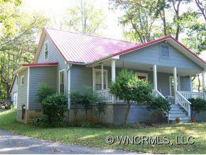 130 Bradshaw Road Tryon, NC 28782 - Photo 2 of 16 a front view of house with a garden
