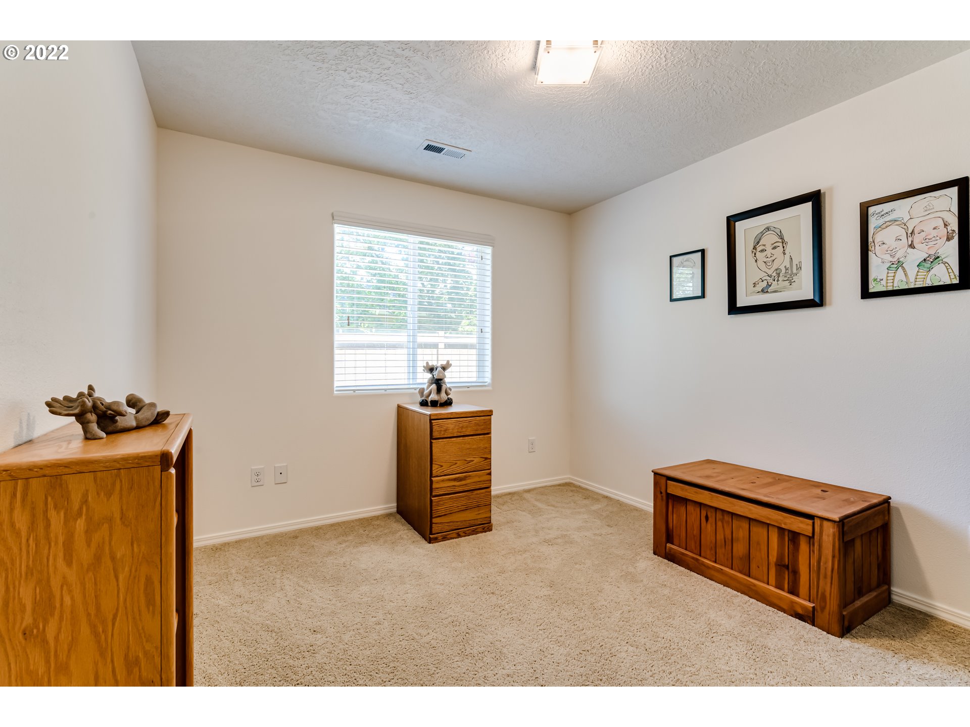 569 South 48th Street Springfield, OR 97478 - Photo 17 of 23 a living room with furniture