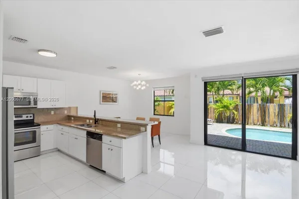 $6,100 | 9777 Northwest 8th Street, Miami, FL 33172