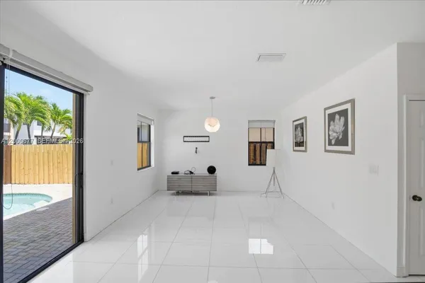 $6,100 | 9777 Northwest 8th Street, Miami, FL 33172