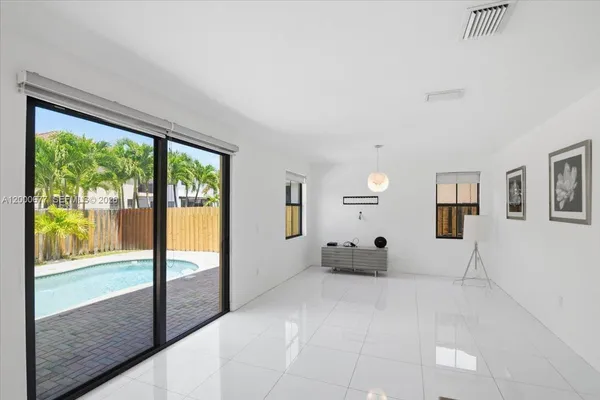 $6,100 | 9777 Northwest 8th Street, Miami, FL 33172