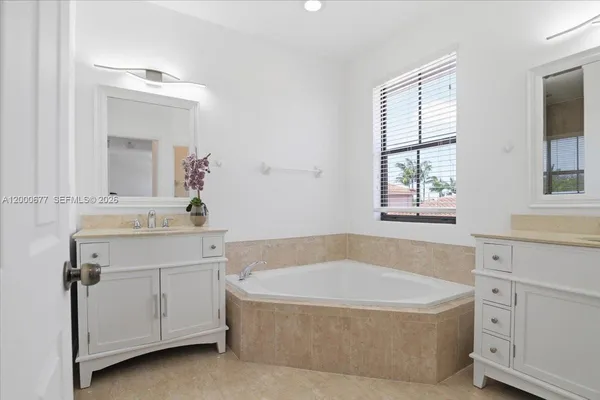 $6,100 | 9777 Northwest 8th Street, Miami, FL 33172