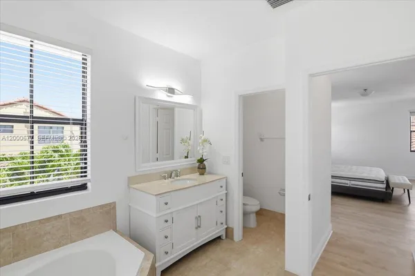 $6,100 | 9777 Northwest 8th Street, Miami, FL 33172