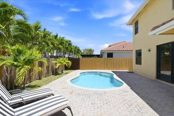 $6,100 | 9777 Northwest 8th Street, Miami, FL 33172