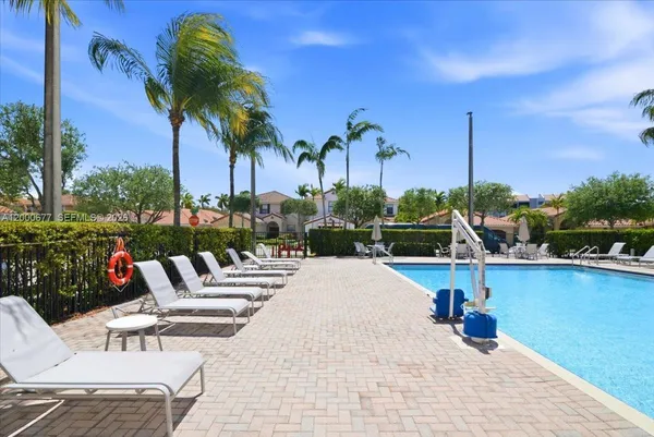 $6,100 | 9777 Northwest 8th Street, Miami, FL 33172