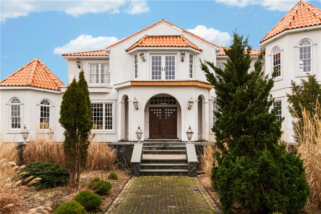 10 Ridge Road Newport, RI 02840 - Photo 6 of 41 Front Entrance
