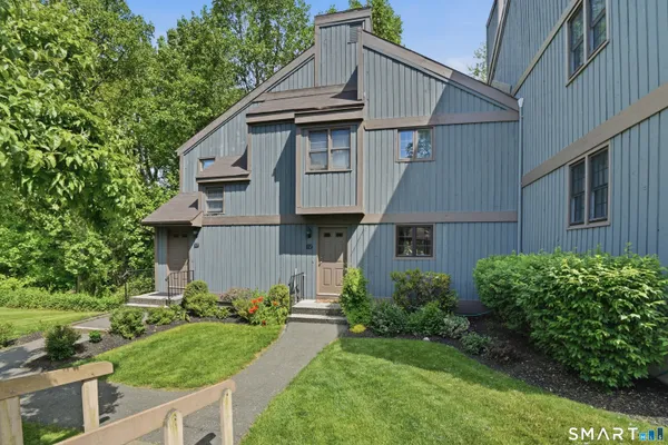 a view of a back yard of the house