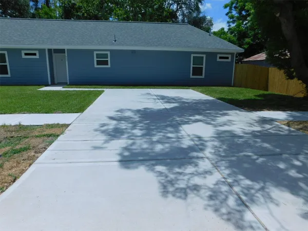 $1,800 | 904 West Sealy Street, Unit B, Alvin, TX 77511