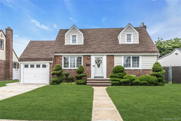 $895,000 | 178 Guildford Court, West Hempstead, NY 11552