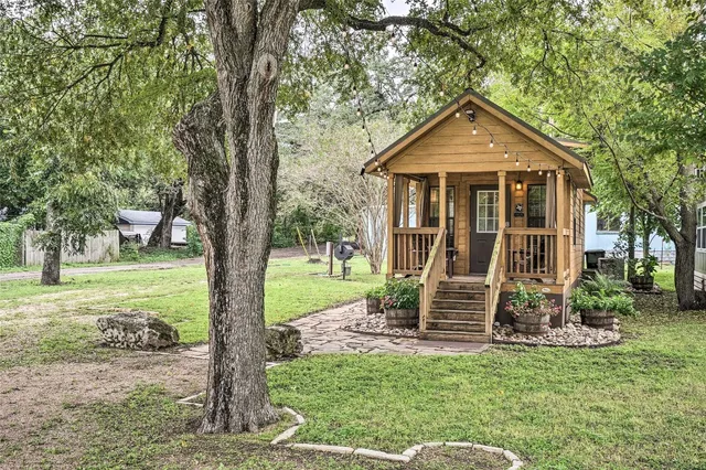 $1,100 | 250 Park Avenue, Staples, TX 78655