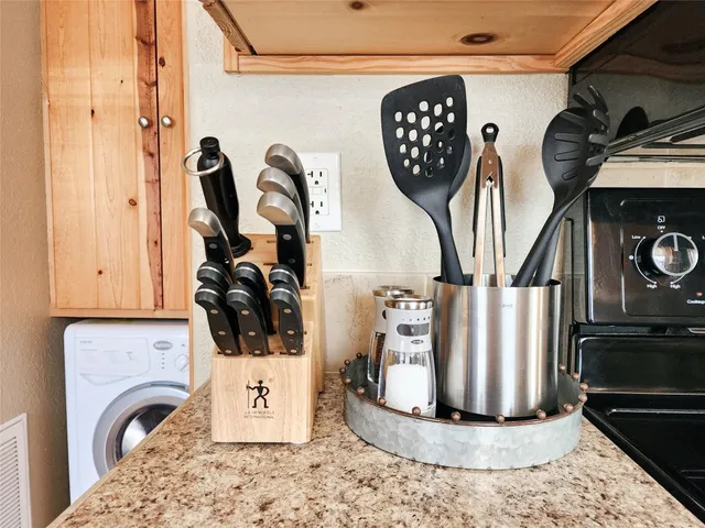 $1,100 | 250 Park Avenue, Staples, TX 78655