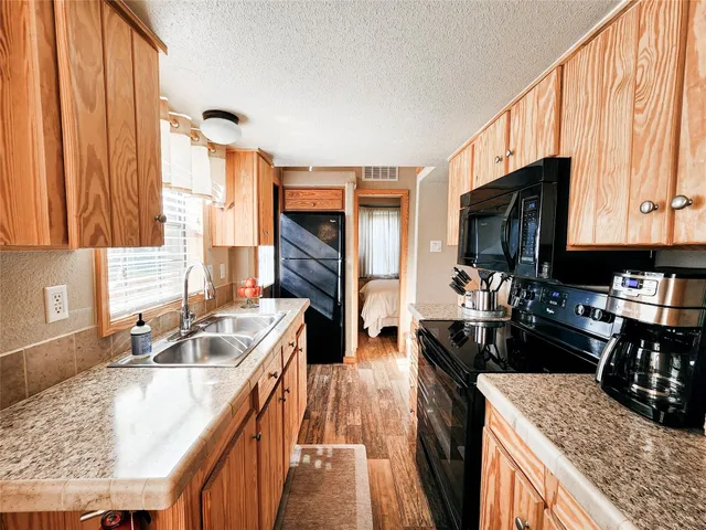 $1,100 | 250 Park Avenue, Staples, TX 78655