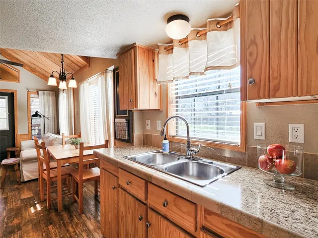 $1,100 | 250 Park Avenue, Staples, TX 78655