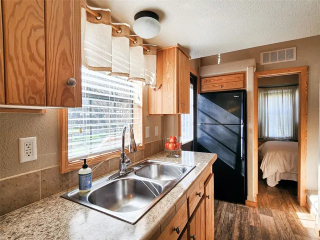 $1,100 | 250 Park Avenue, Staples, TX 78655